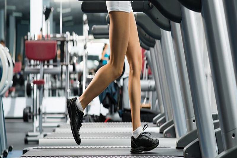 臺北 板桥凯撒大饭店酒店 外观 照片 The photo shows a person walking or running on a treadmill in a gym setting. The focus is on their legs, showcasing athletic footwear and the motion of exercise. In the background, gym equipment is visible, suggesting an active environment.